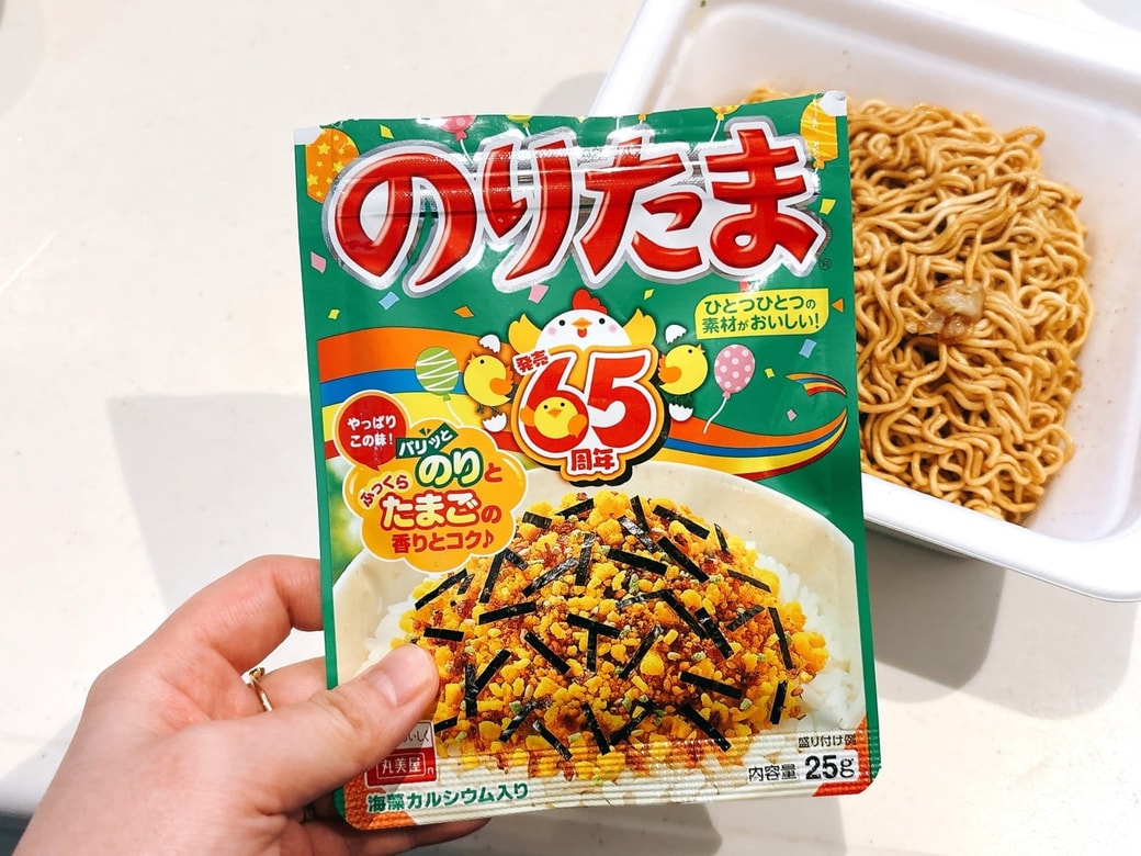 カップ焼きそばのアレンジに使う「のりたま」