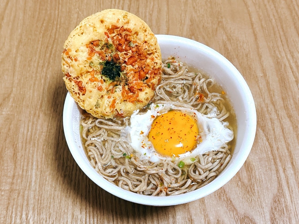 卵を加えたどん兵衛の天ぷらそば