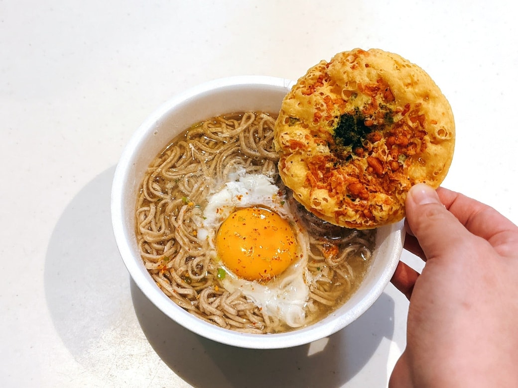 付属の七味と天ぷらをのせたら完成