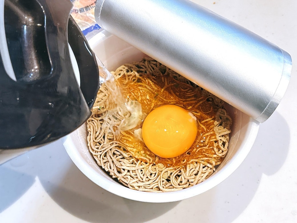 どん兵衛にお湯を注ぐ