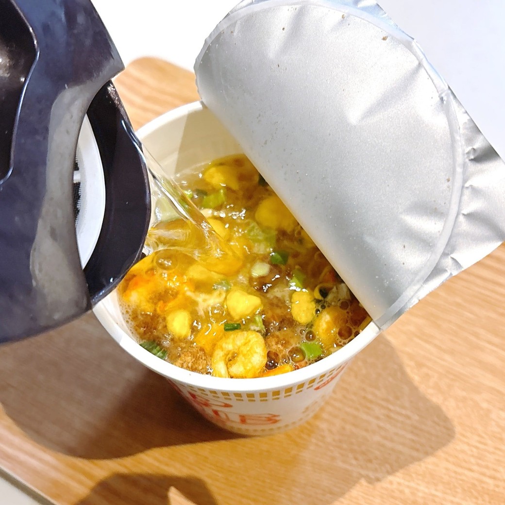 カップヌードルにお湯を注ぐ