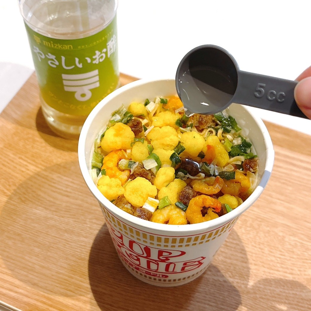 お酢とラー油を入れる