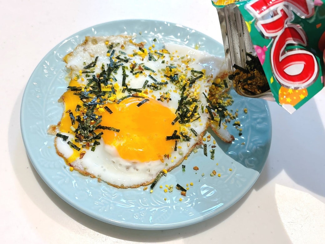 目玉焼きにのりたまをかける