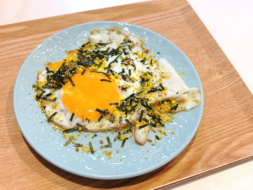 できあがった、のりたま目玉焼き