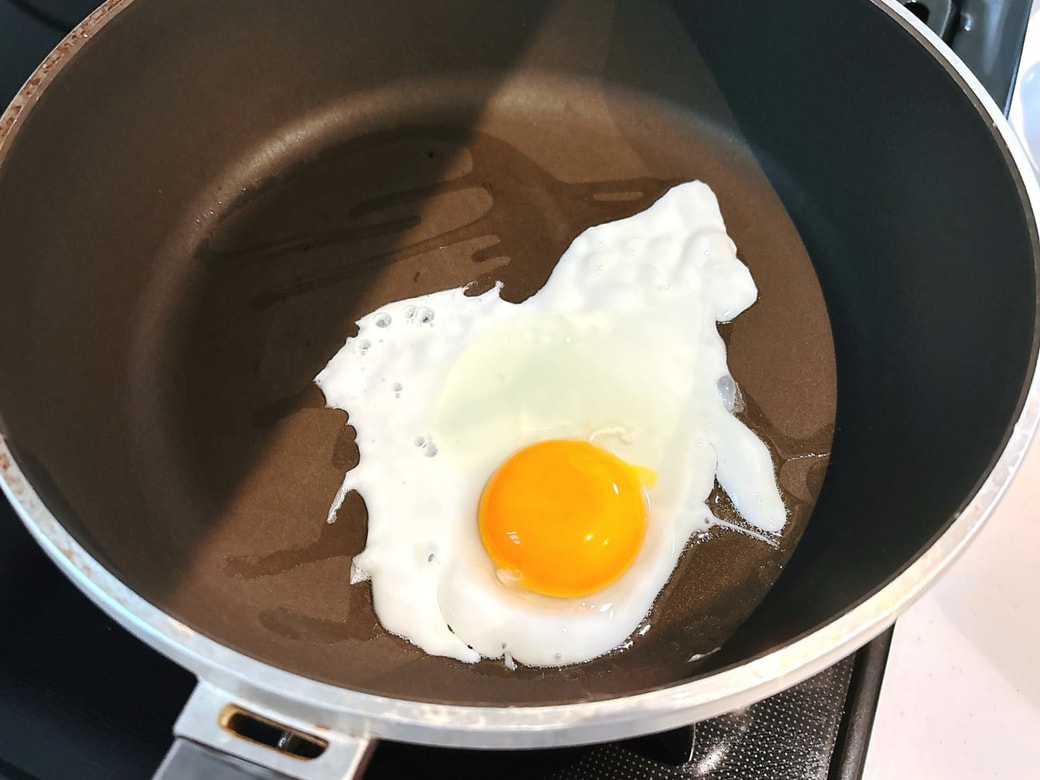 いつも通り目玉焼きを焼く