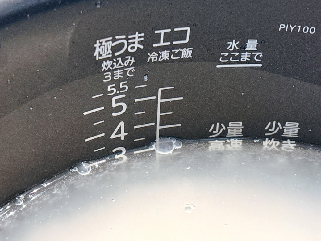 目盛りよりも2mm多めに炭酸水を入れる