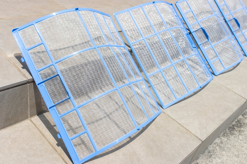 NG②洗ったエアフィルターを直射日光で乾かす