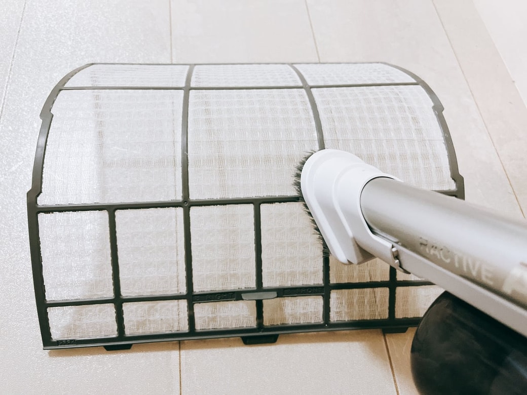 NG①エアフィルターのホコリを掃除機で吸い取って終わりにする