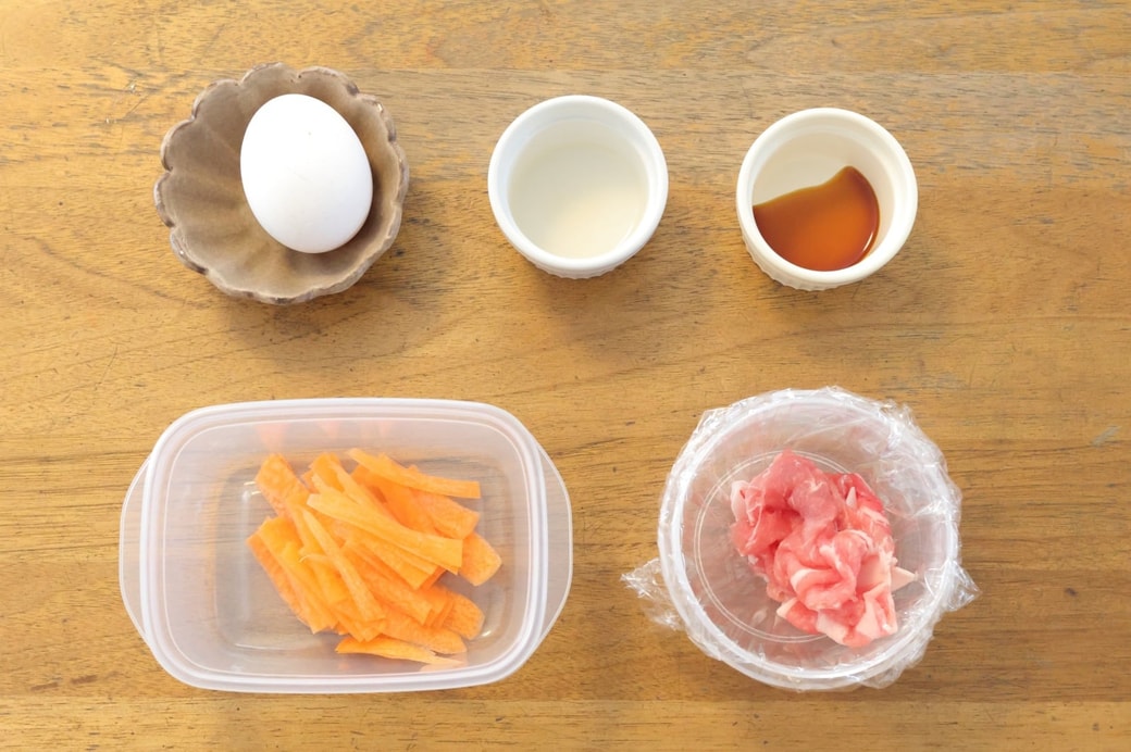 「豚肉と卵とにんじんのおにぎり」