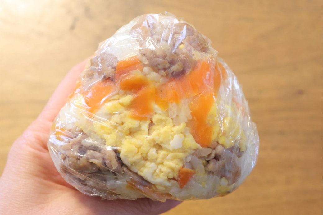 「豚肉と卵とにんじんのおにぎり」