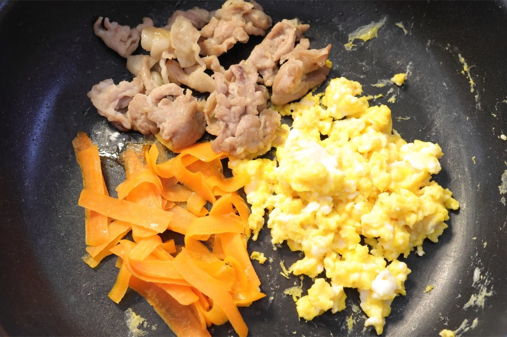 「豚肉と卵とにんじんのおにぎり」