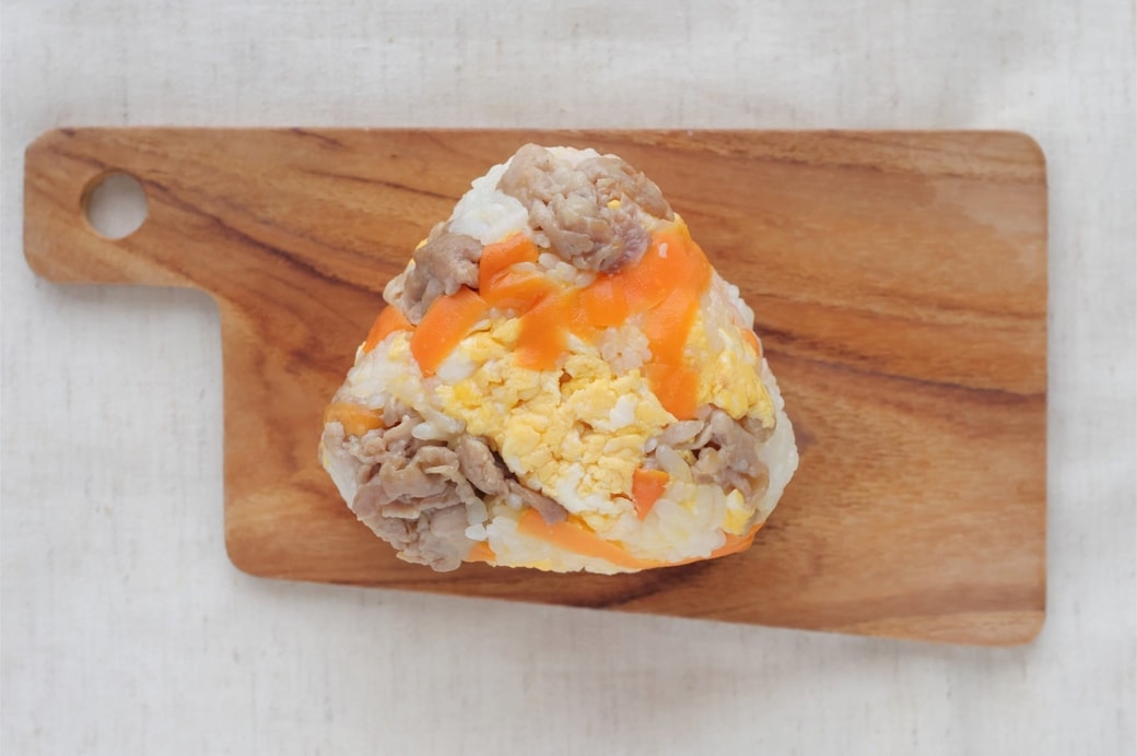 「豚肉と卵とにんじんのおにぎり」