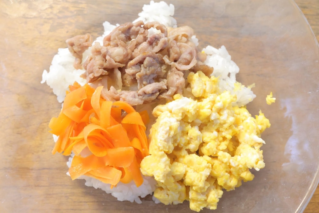 「豚肉と卵とにんじんのおにぎり」