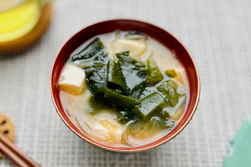 新玉ねぎと春わかめのみそ汁