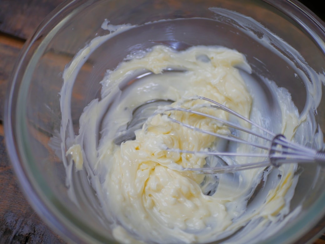 バターをクリーム状に混ぜる