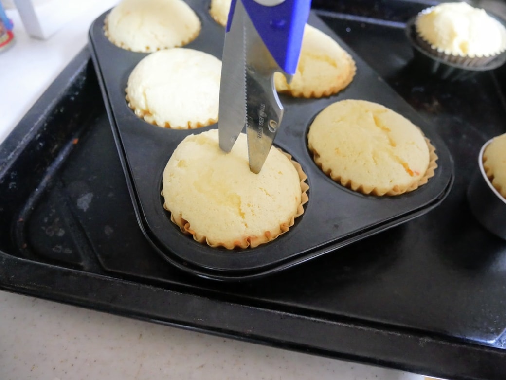 ハサミで切り込みを入れる