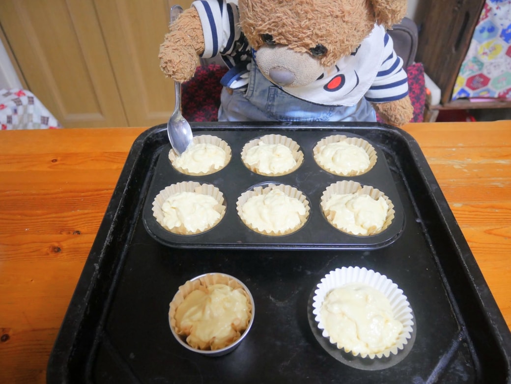 型に生地を入れる