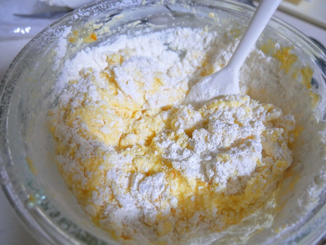 粉類を加えて切り混ぜる