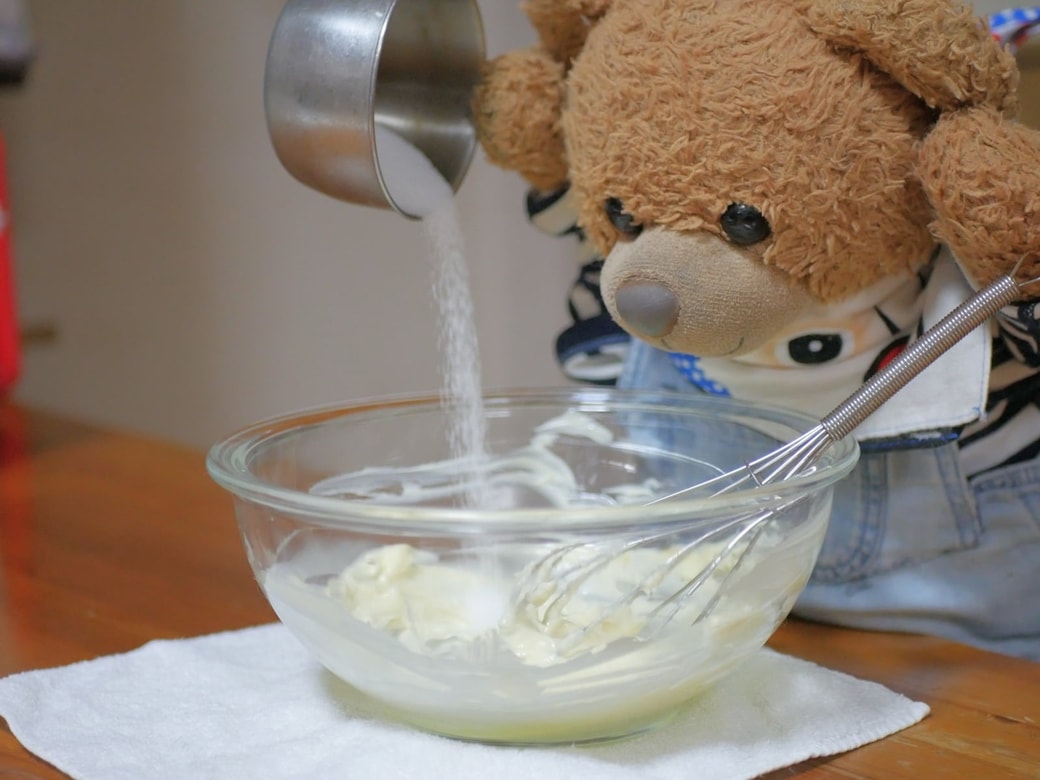 バターにグラニュー糖を混ぜる