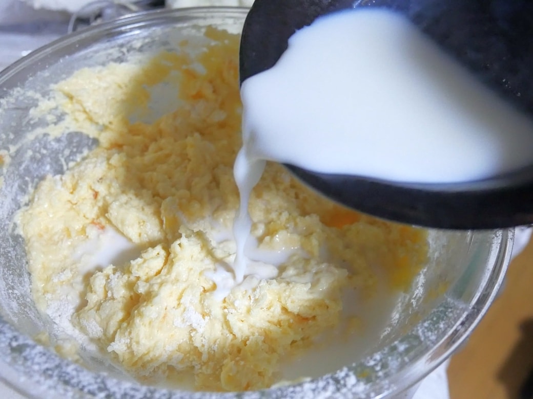 牛乳を加えて混ぜる