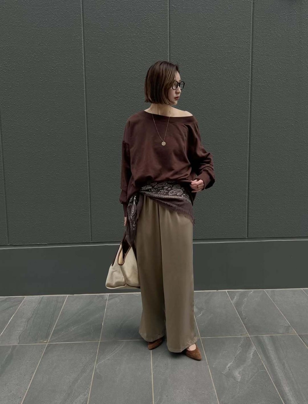 同系色のスカーフなら、腰巻き初心者さんでもトライしやすい。