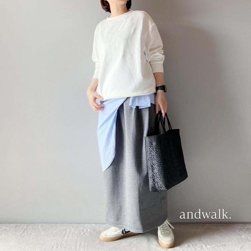 さわやかなブルーのシャツは春コーデのアクセントにぴったり。