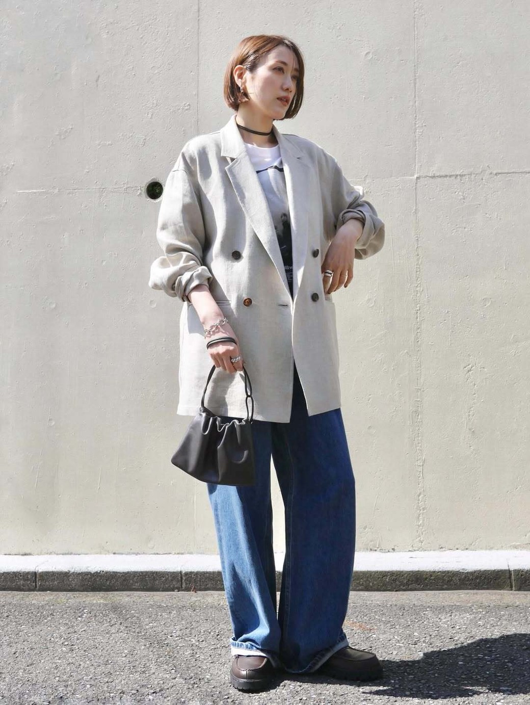 リネンジャケットとデニムで肩の力の抜けた春カジュアルが完成。