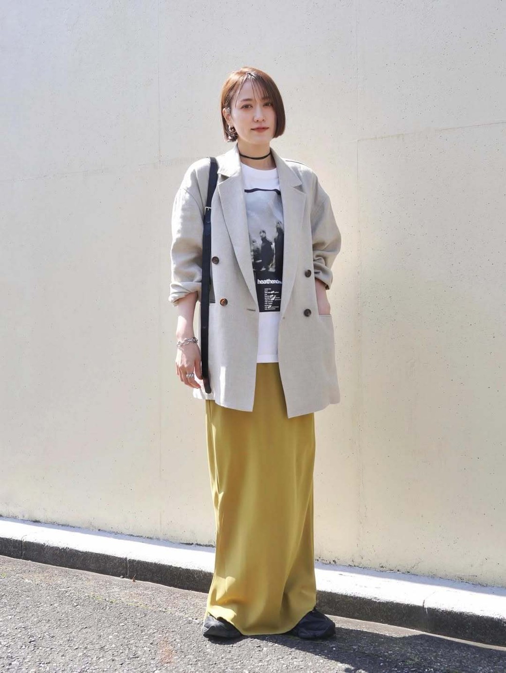 イエローのIラインスカートですっきり見えとおしゃれが同時に叶う。