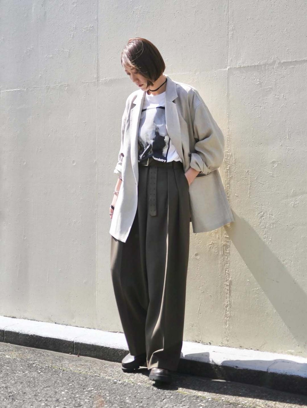 リネンジャケットをゆるっと大人っぽく着こなした、おしゃれ上級者スタイル。