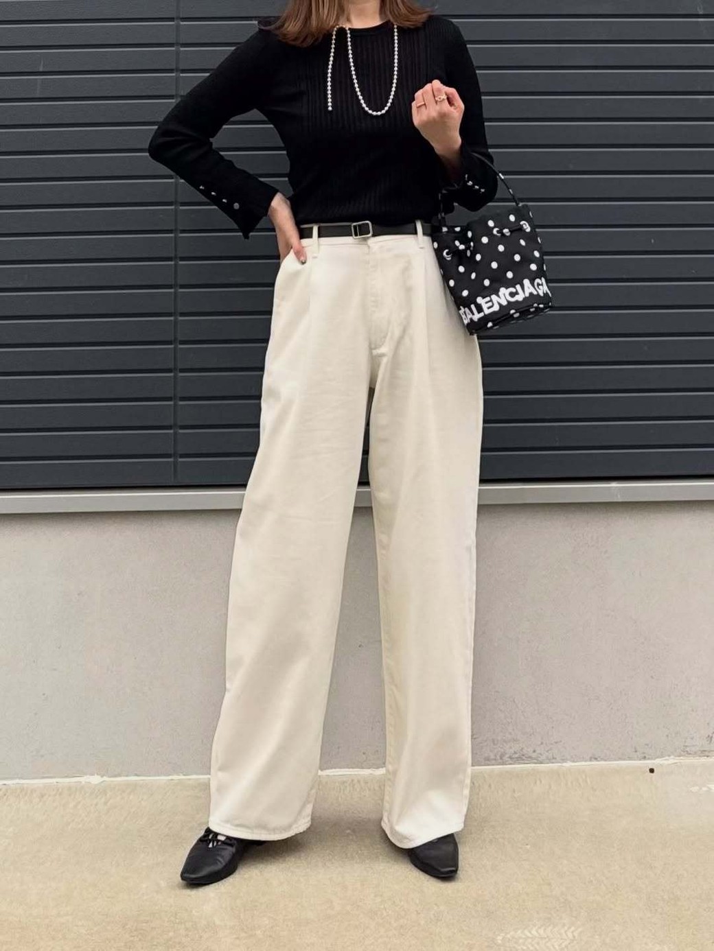 ドット柄をアクセントにした、モノトーンコーデ。