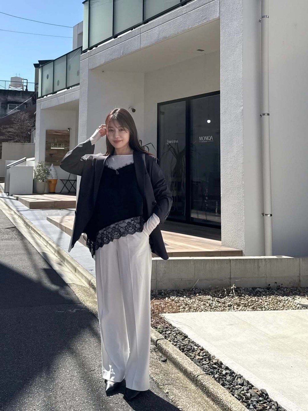 モノトーンでまとめれば、レースキャミも大人っぽく取り入れられる。