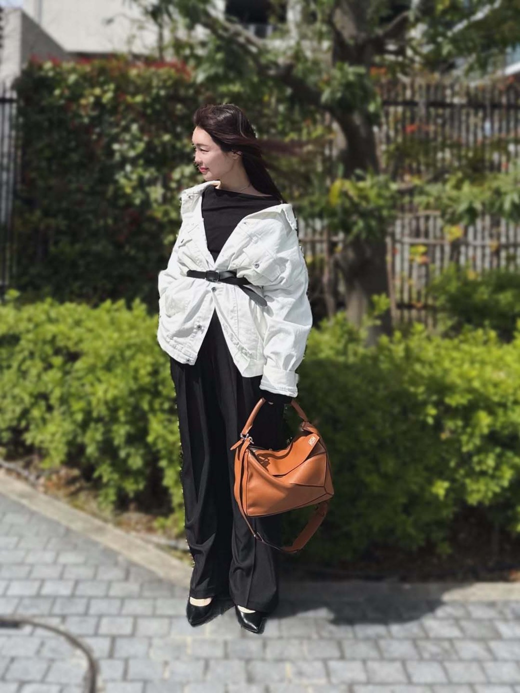 デニムジャケットコーデを、遊び心あるラフな着こなしに。