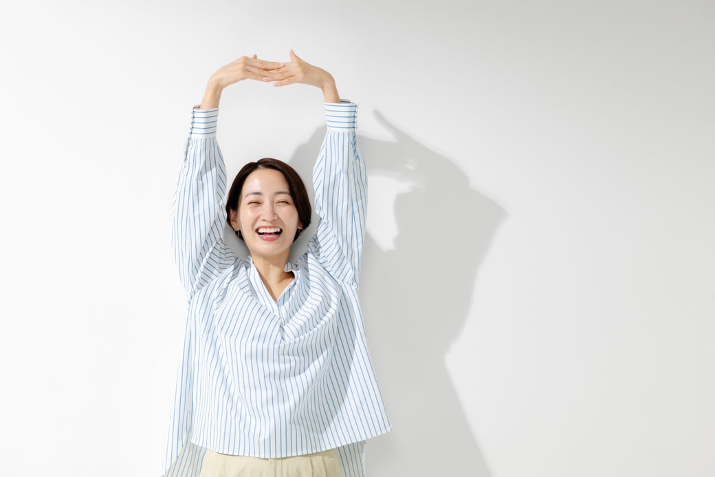 背伸びをする女性