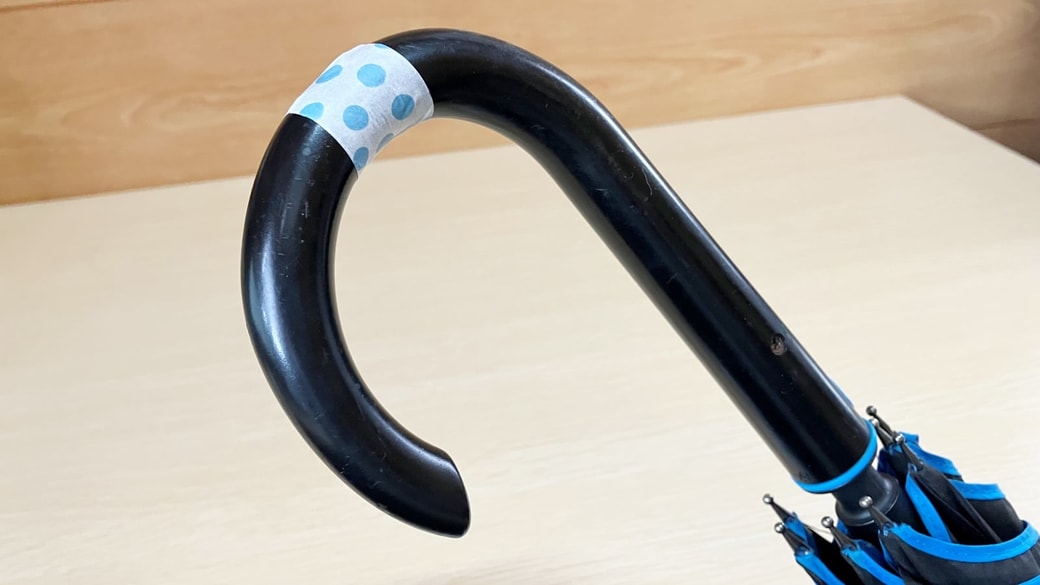 マスキングテープで目印をつけた傘