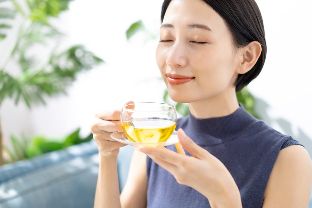 お茶を飲む女性