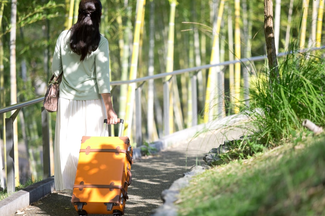 スーツケースを持つ女性