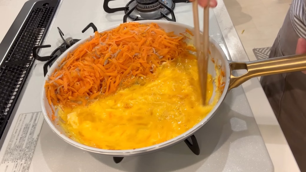 フライパンでしりしりを作る人