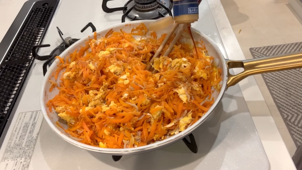 フライパンでにんじんしりしりを作る人