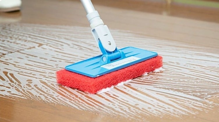 床にワックスする人