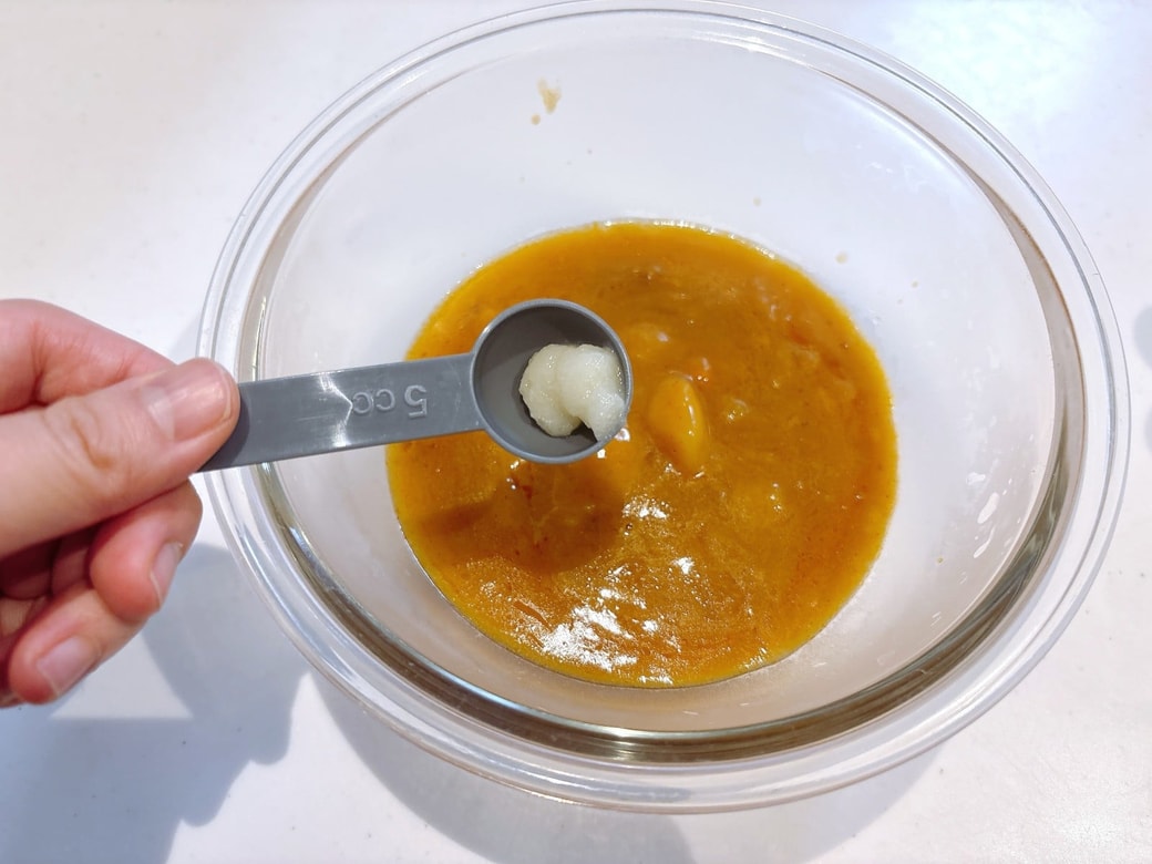 温めたレトルトカレーにおろしにんにくを加える