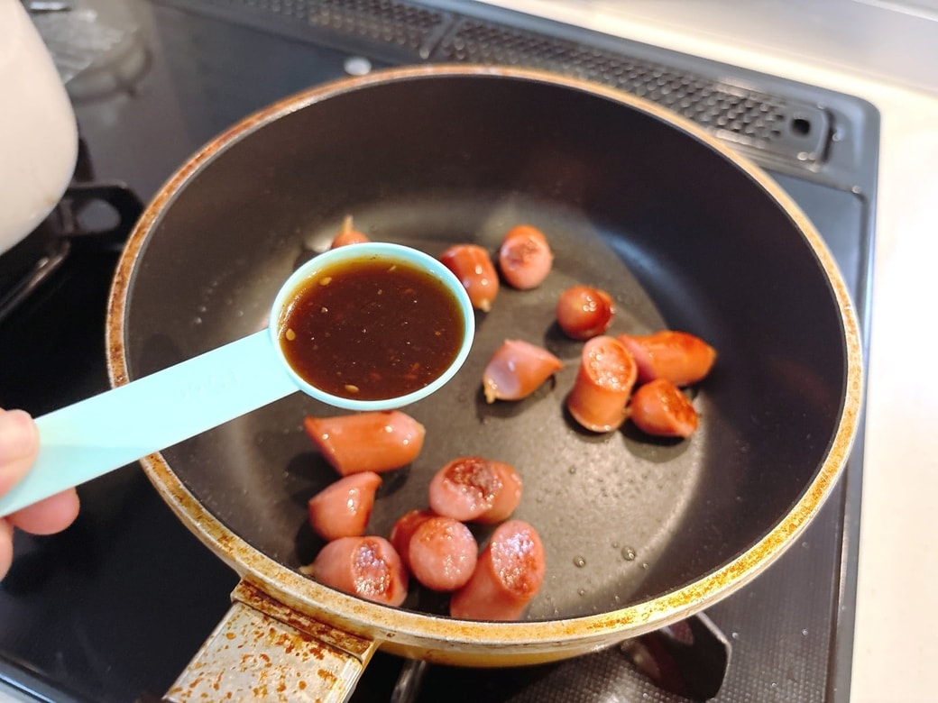 ウインナーに焼き肉のたれを加えて炒め合わせる
