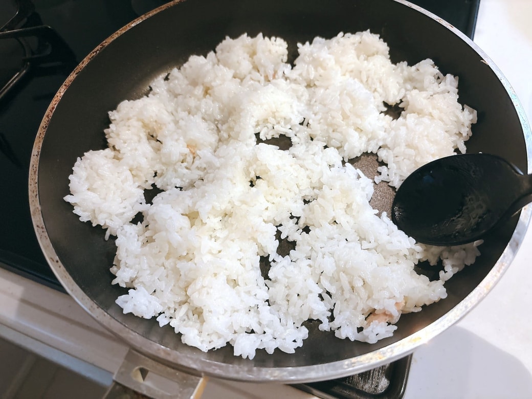 ツナ缶の油でごはんを炒める