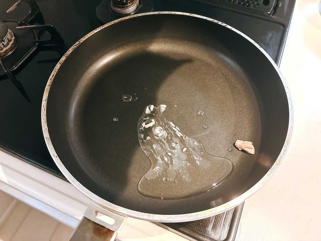 ツナ缶の油をフライパンにひく
