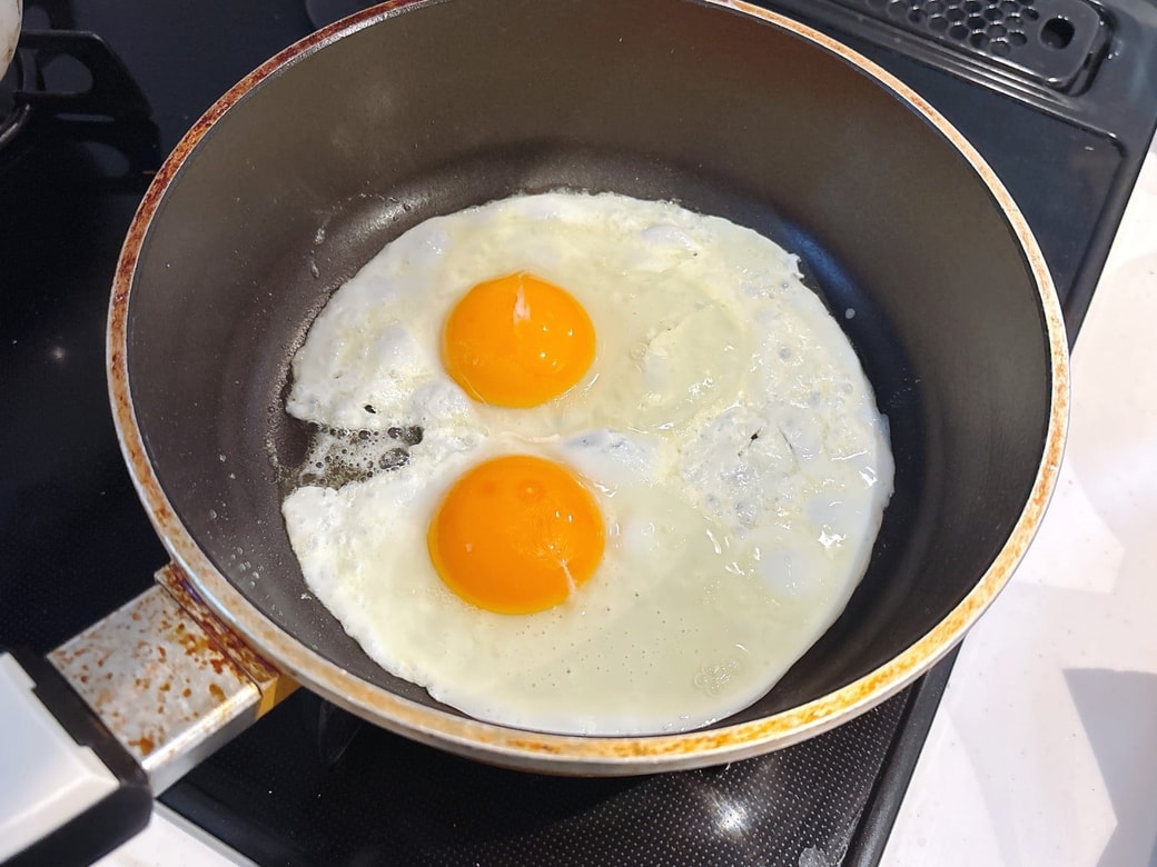 フライパンにバターを溶かして、卵を割り入れる