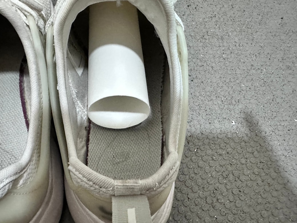 トイレットペーパーの芯を靴の中に入れたところ