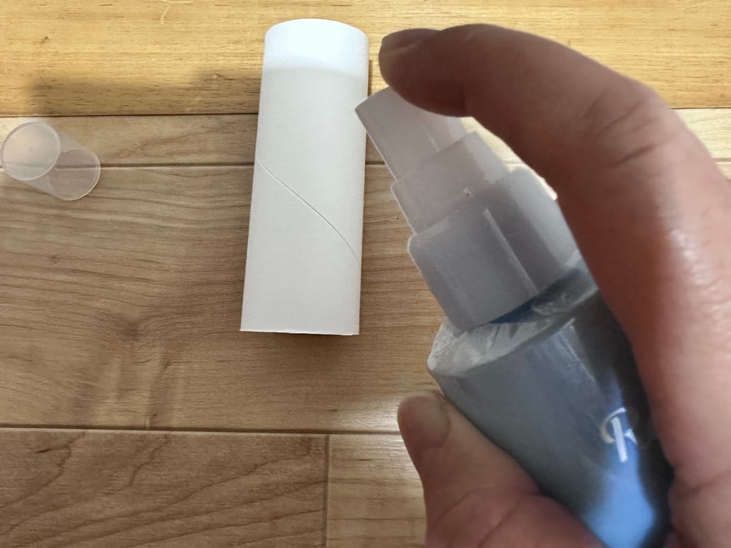 トイレットペーパーの芯に消臭剤をかける