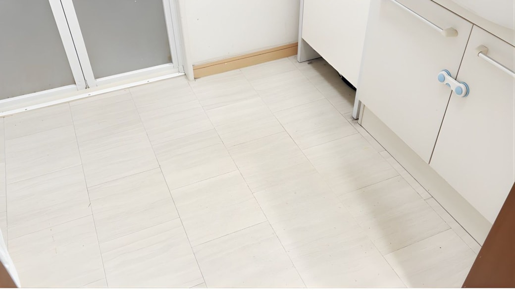 掃除後の洗面所の床
