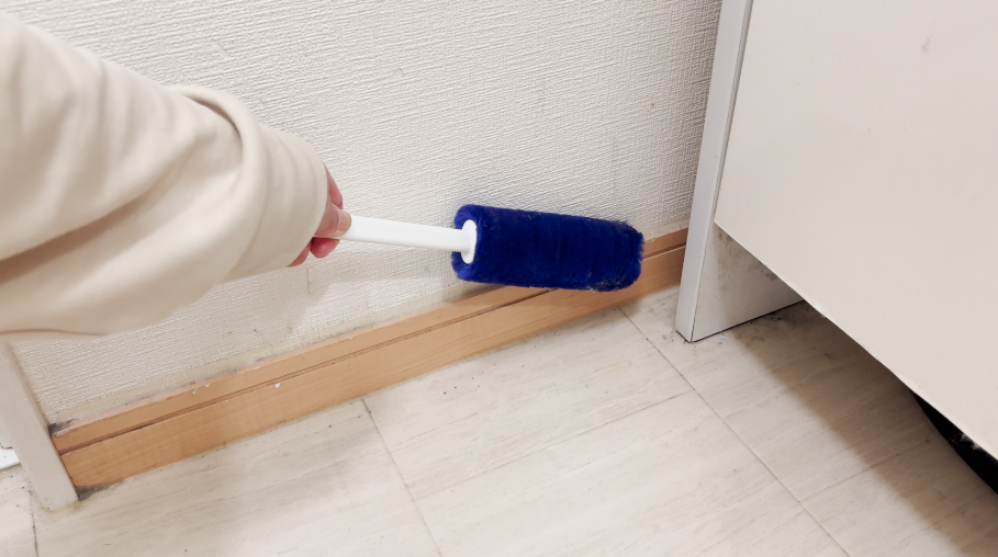 ハンディワイパーで巾木のホコリを取り除く