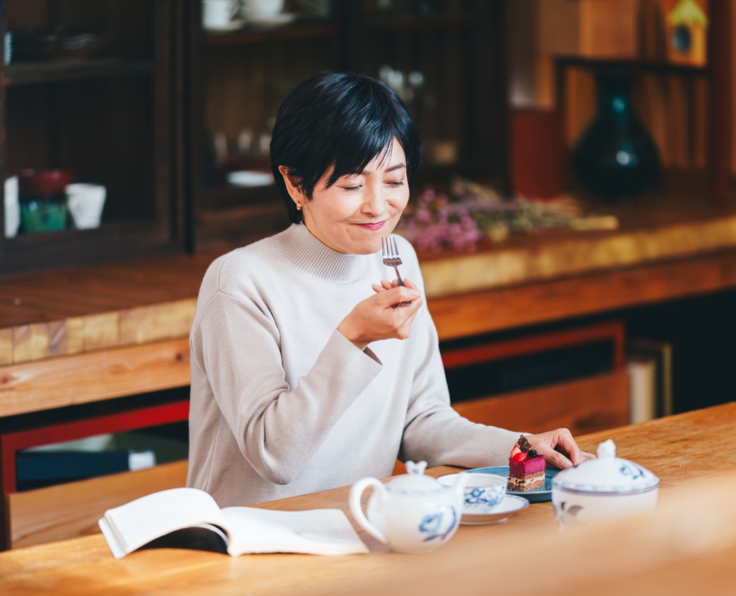 カフェに行く女性