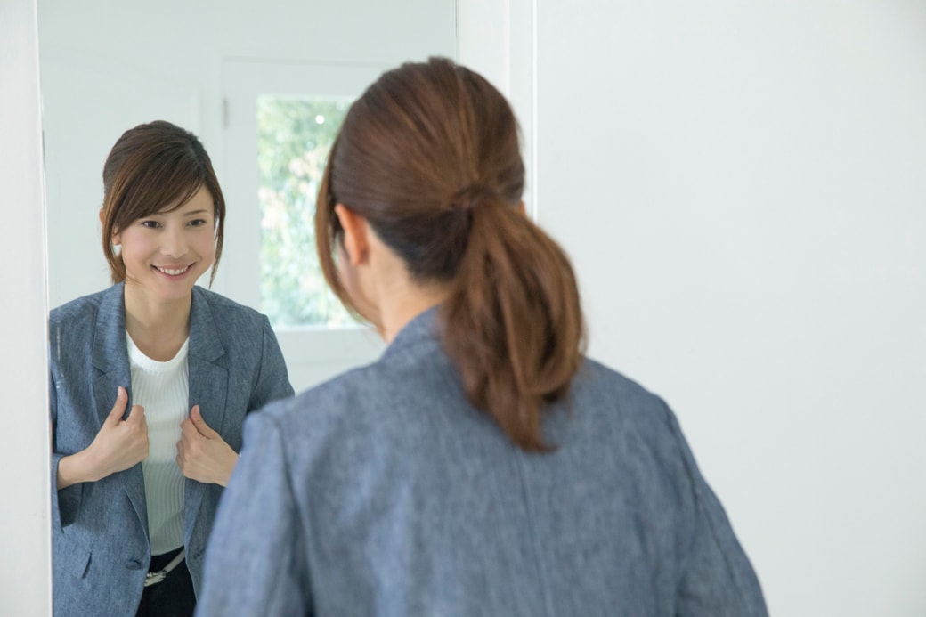 着替える女性